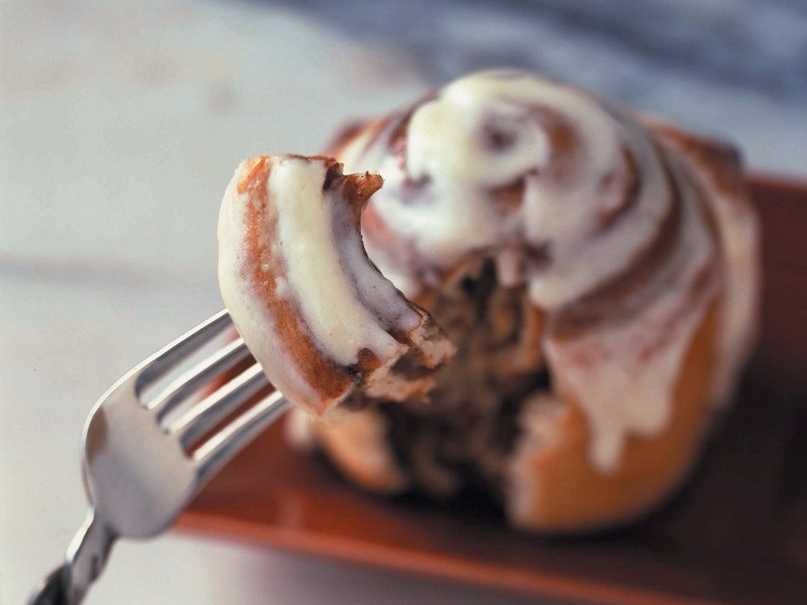 01cinnabon cinnamon roll 6