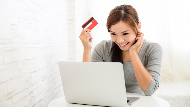 01Online shopping with card