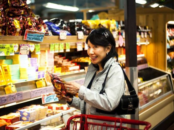 woman buying groceries trader joes